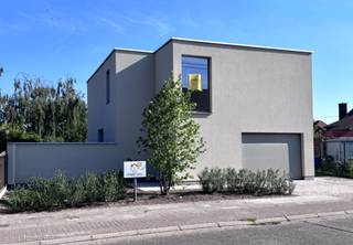 Hedendaagse nieuwbouw woning excl 6% BTW<br /><br />Deze nieuwbouw woning bevindt zich in de dorpskern van Hamme St.Anna, Je kan hier natuurwandelingen maken maar ook ideaal gelegen op wandelafstand van scholen en centraal tussen Gent en Antwerpen. De woning heeft een moderne uitstraling met een gevoel voor ruimte en licht. De ruime inkomhal met dubbele hoogte van maar liefst 5,7m heeft een zeer grote raampartij die het licht diep in woning toelaat. De hal biedt toegang tot een sas met technische ruimte of berging en gastentoilet, evenals de garage.<br />De garage is 4 bij 6,5m, wat je extra voordelen geeft.<br />In de hal is de trap in massieve eik en vintage dubbele deur die zowel het binnenkomen als de leefkamer een gezellige look geeft.<br />De woonkamer, ca 30m2 heeft ramen aan verschillende zijdes. Het groot schuifraam achteraan geeft toegang naar het achterliggende terras en aan de linker zijde is er een patio ruimte waar je kan genieten van de avondzon. De ommuurde patio tuin geeft dan weer een apart karakter en extra privacy. De tuin heeft rondom een nieuwe afsluiting + alle terrassen, paden oprit zijn reeds aangelegd. Zo ook nieuw grasmatten.<br />De open keuken met eetplaats ( 24m2) heeft ook een schuifraam naar het achterliggende terras.<br />Alle plafonds op de benedenverdieping hebben een hoogte van 2,8m zo ook zijn de ramen uitgewerkt tot op dezelfde hoogte om extra licht en ruimte gevoel te creëren.<br />Keuken is nog vrij te kiezen. Als extra troef is de volledige woning geschilderd inclusief plinten en kitwerk. Het staat volledig klaar voor bewoning.<br />Op de bovenverdieping zijn drie ruime slaapkamers ( 24 - 20 - 18 m2), waarvan één met inloopdouche, en een centrale badkamer met inloopdouche en vrijstaand bad, badkamer volledig ingericht met natuursteen dubbele lavabo. Zo ook heeft de badkamer veel daglicht vanuit de traphal.<br />Het toilet bevindt zich apart op de nachthal.<br />