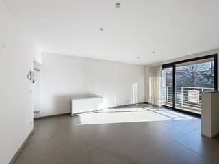 Découvrez cet appartement lumineux et prêt à emménager à Ostende. Situé à proximité du centre, dans la résidence Aphrodite (2ème étage), vous pourrez profiter d'une terrasse ensoleillée, d'un immeuble bien entretenu avec ascenseur et d'une situation idéale à proximité de toutes les commodités.Disposition :-hall d'entrée-un espace de vie ensoleillé-cuisine ouverte équipée d'appareils électroménagers-toilettes séparées-salle de bain avec baignoire et pare-douche-chambre 1-chambre 2- cellier-terrasse ensoleilléeCommission mensuelle : 65€ (syndic).Cet appartement allie espace, lumière et confort dans un emplacement privilégié à proximité des commerces, des transports en commun, de la plage et de la forêt. Êtes-vous intéressé par cette propriété à louer à Ostende ? Rendez-vous sur le site www.dewaele.com, cliquez sur le bien que vous souhaitez louer. À l'aide du bouton rouge « demandez votre visite », nous vous demandons de remplir brièvement un profil. Ensuite, nous vous contacterons pour une visite. Les rendez-vous ne peuvent pas être pris par téléphone.