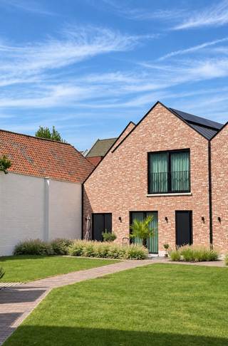 TE HUUR - GENT. Wonen in alle rust, vlak bij het hart van Gent? In het geliefde Prinsenhof vindt u deze stijlvolle nieuwbouwwoning met een prachtig uitzicht op het water. De woning is afgewerkt met kwaliteitsvolle materialen en biedt alle comfort voor wie aangenaam en zorgeloos wil wonen.<br /><br />Via het gezellige voortuintje komt u binnen in de inkomhal, waar een praktische vestiairekast en een gastentoilet voorzien zijn. De lichtrijke leefruimte voelt meteen ruim en uitnodigend aan, met een comfortabele zithoek en een royale plaats voor de eettafel. De open keuken met kookeiland is volledig ingericht en vormt het natuurlijke hart van de woning. Vanuit de leefruimte stapt u rechtstreeks het zonnige terras op. Een heerlijke plek om tot rust te komen en te genieten van het uitzicht op het water.<br /><br />Op de bovenverdieping bevinden zich drie volwaardige slaapkamers, een dressing, een afzonderlijk toilet en een moderne badkamer die stijl en comfort mooi combineert.<br /><br />Een bijzondere extra is het gemeenschappelijke binnenzwembad, waarvan de bewoners vrij gebruik kunnen maken. Zo geniet u thuis van een vleugje vakantiegevoel, het hele jaar door.<br /><br />Deze energiezuinige woning brengt rust, ruimte en hedendaags wooncomfort samen op een unieke locatie aan het water.<br /><br />De huurprijs bedraagt € 1.975 per maand, aangevuld met € 150 maandelijkse algemene kosten. Een staanplaats op het binnenplein kan worden bijgehuurd voor € 125 per maand.