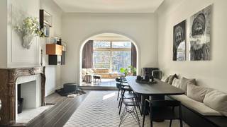 Dit prachtige appartement is gelegen in de prestigieuze wijk tussen de Louizalaan en Flagey met een zuidgericht terras. Het biedt een inkomhal...