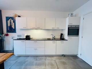 Ontdek “De Dams”: wonen in het hart van Antwerpen met de luxe van nieuwbouw en de charme van historische klasse.<br />Dit stijlvolle éénslaapkamerappartement met terras en autostaanplaats biedt u alle comfort, midden in het bruisende stadsleven.<br />U betreedt het appartement via een afgesloten inkomhal met ruimte voor een vestiairekast. De lichte leefruimte met open keuken vormt een warme, gezellige plek om tot rust te komen. Dankzij het grote raam dat doorloopt tot op de vloer geniet u de hele dag van natuurlijk licht.<br />De badkamer is uitgerust met een moderne inloopdouche en is volledig apart van het toilet. In de inpandige berging vindt u de aansluiting voor de wasmachine. De slaapkamer beschikt over een praktische nis voor uw kledingkast en geeft uit op het terras, gelegen aan de zijde van de Lange Nieuwstraat.<br />Met de lift bereikt u rechtstreeks niveau -2, waar uw autostaanplaats zich bevindt. Op niveau -1 zijn er tevens een fietsenberging en afvalberging voor restafval en PMD.<br />Wonen in De Dams betekent wonen in het centrum van Antwerpen. Supermarkten, winkels (Meir), het station en talloze hotspots liggen op wandelafstand. De toegang via de Meir bevindt zich recht tegenover de Stadsfeestzaal, ideaal voor wie graag leeft in het commercieel hart van de stad.<br />Bijzonderheden: Kosten 115 euro/m - Toplocatie in het centrum - Autostaanplaats - Fietsen- en afvalberging - Gunstig EPC - Nieuwbouwcomfort