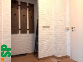 Het appartement heeft de volgende indeling: Men komt binnen via de inkomhal (laminaat) waar zich ook een ruime berging bevindt. Vanuit de inkomhal kan men naar de lichtrijke woonruime (laminaat, 2x zetel waarvan 1 slaapbank, salontafel, tv-meubel; 22m²) met open ingerichte keuken (laminaat, kasten, spoelbak, vaatwasser, dampkap, keramisch kookvuur, oven, koelkast met diepvries, 2 barkrukjes; 7m²). Aan de keuken is een klein balkon met berging voorzien. <br /><br />Op de 4de verdieping bevinden zich nog 2 bergruimtes, een ingerichte badkamer (laminaat, toilet, inloopdouche, lavabo; 5m²) en 2 ruime slaapkamers (laminaat, kleerkast, bed met matras, bureau + stoel; 13m²).<br /><br />Verder is er een inpandige, gezamenlijke fietsenberging aanwezig + een ruime publieke parking vooraan het gebouw. <br /><br />- € 150 algemene onkosten per maand (inclusief voorschot verwarming, water en algemene onkosten!)<br />- EPC: 152 kWh/m²<br />- CV: Gezamenlijke stookolietank (zal vervangen worden door aardgas)<br />- Geen huisdieren toegelaten<br /><br />Voor bijkomende inlichtingen of een bezoek ter plaatse kan u steeds vrijblijvend contact opnemen met Immo S|P op het nummer 014/59.10.20. of via info@immosp.be.