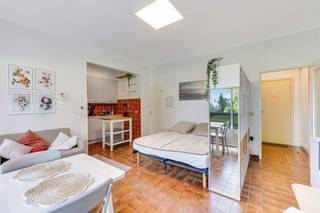 <p>Idéalement situé à proximité immédiate du Woluwe Shopping, du métro Rodebeek, des grands axes routiers et de toutes les commodités, ce studio d’environ 36 m² offre un cadre de vie à la fois pratique et agréable.</p>
<p>En excellent état et <strong>vendu entièrement meublé</strong>, il constitue une solution idéale pour un premier achat, un pied-à-terre, un logement étudiant ou un investissement locatif : il ne reste plus qu’à poser ses valises… ou son locataire !</p>
<p>L’appartement se compose d’un hall d’entrée avec vestiaire intégré – idéal comme garde-robe, d’une salle de bains de 4 m² avec baignoire, WC et emplacement pour machine à laver, ainsi que d’une agréable pièce de vie de 18 m² aménagée de façon particulièrement fonctionnelle. Celle-ci accueille aisément un espace nuit, un coin salon, un coin à manger ainsi qu’un espace bureau. Une cuisine américaine équipée – ouverte et deux espaces de rangement complètent l’ensemble.</p>
<p>Le véritable atout ? Une belle terrasse de près de 6 m² donnant sur un espace vert, offrant une vue dégagée et un environnement particulièrement calme.</p>
<p>Côté technique : <strong>PEB D-</strong>, électricité conforme, double vitrage aluminium, volets électriques, cave de ±2 m² et seulement <strong>126 €/mois de provisions de charges</strong>, incluant notamment chauffage, eau chaude, eau froide, communs, concierge et fonds de réserve. Chaudière commune au gaz, système de cogénération et panneaux solaires pour une consommation énergétique optimale.</p>
<p>Une opportunité clé en main à découvrir sans tarder ! <br /><br /><strong>INFO & VISITES AU 0472.34.39.45</strong><br /><br /></p>
<p><strong>Composition :</strong></p>
<ul>
<li>Hall d’entrée avec vestiaire intégré / espace garde-robe et parlophone</li>
<li>Living de ±18 m², aménagé avec :</li>
<ul>
<li>espace nuit</li>
<li>coin salon</li>
<li>coin repas</li>
<li>espace bureau</li>
</ul>
<li>Cuisine américaine ouverte et équipée</li>
<li>Salle de bains de ±4 m² avec baignoire, WC et emplacement pour machine à laver</li>
<li>2 espaces de rangement</li>
<li>Terrasse de ±6 m² avec vue sur un espace vert</li>
<li>Cave privative de ±2 m²</li>
</ul>
<p><strong>Descriptif détaillé</strong></p>
<ul>
<li><strong>Type :</strong> Studio</li>
<li><strong>Superficie :</strong> ±36 m² bruts/habitables selon PEB</li>
<li><strong>Année de construction de la copropriété :</strong> 1976</li>
<li><strong>État général :</strong> très bon état</li>
<li><strong>Vente :</strong> entièrement meublé</li>
<li><strong>PEB :</strong> D-</li>
<li><strong>Performance énergétique :</strong> répond aux attentes de la Région bruxelloise pour 2033</li>
<li><strong>Électricité :</strong> conforme aux normes</li>
<li><strong>Châssis :</strong> double vitrage en aluminium</li>
<li><strong>Volets :</strong> électriques</li>
</ul>
<p><strong>Copropriété & charges :</strong></p>
<ul>
<li>Provision de charges : <strong>±126 €/mois</strong></li>
<li>Comprend notamment :</li>
<ul>
<li>entretien des communs</li>
<li>ascenseur</li>
<li>assurance</li>
<li>service de conciergerie</li>
<li>provision pour eau chaude</li>
<li>provision pour eau froide</li>
<li>provision pour chauffage</li>
<li>fonds de réserve</li>
</ul>
<li>Chaudière collective au gaz</li>
<li>Système de <strong>cogénération</strong></li>
<li><strong>Panneaux solaires</strong> pour une production énergétique optimisée</li>
</ul>
<p><strong>Situation :</strong></p>
<ul>
<li>Woluwe-Saint-Lambert</li>
<li>À proximité immédiate du <strong>Woluwe Shopping</strong></li>
<li>Stations de métro à proximité - Rodebeek</li>
<li>Accès rapide aux grands axes routiers</li>
<li>Nombreuses commodités, commerces et services accessibles facilement</li>
<li>Terrasse donnant sur verdure et environnement calme</li>
</ul>
<p>Idéal comme <strong>premier achat, pied-à-terre, logement étudiant ou investissement locatif</strong></p>