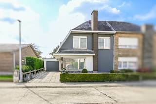 Deze te renoveren halfopen bebouwing is zeer rustig gelegen, in een leuke, residentiële woonwijk, en tegelijkertijd ook zeer centraal vlakbij...