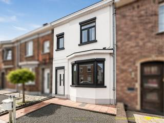 <p><span>TE RENOVEREN STARTERSWONING MET STADSKOER IN KINDVRIENDELIJKE BUURT te Ronse. Deze VOLLEDIG TE RENOVEREN WONING biedt u INKOMHAL EN LEEFRUIMTE waar eenvoudig een OPEN KEUKEN kan worden geïntegreerd, aangevuld met ruimte voor een BADKAMER en een VERANDA-UITBOUW die zorgt voor EXTRA WOONVOLUME. Op de eerste verdieping bevinden zich TWEE VOLWAARDIGE SLAAPKAMERS, terwijl de tweede verdieping een RUIME ZOLDER omvat met POTENTIEEL VOOR EEN DERDE SLAAPKAMER, BUREAU OF HOBBYRUIMTE. Achteraan geniet u van een AANGENAAM KOERTJE dat kan worden ingericht als GEZELLIGE STADSTUIN, perfect om TOT RUST TE KOMEN IN ALLE PRIVACY. Verder bestaat de mogelijkheid om optioneel een APARTE GARAGEBOX aan te kopen met EXTRA STAANPLAATS ERVOOR en een TUINTJE ACHTERAAN.</span></p>
<br />Adres: Ernest Solvaystraat 8 te Ronse<br /><br />Renovatieplicht van toepassing; 