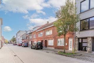 Deze op te knappen starterswoning is voorzien van 2 ruime slaapkamers en geniet van een leuke stadstuin.De indeling is overzichtelijk, praktisch en...