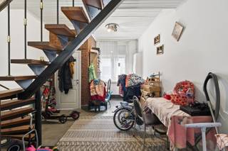 Deze te renoveren woning is gelegen in de Meulesteedsesteenweg, te midden van de bruisende en volkse Gentse stadswijk Muide – Meulestede, op 10 minuten fietsen van het historisch centrum. De Gentse Muidewijk vormt vandaag, samen met het aangrenzende Meulestede, een schiereiland omgeven door het zeekanaal Gent-Terneuzen, de Voorhaven en het Houtdok.. De woning zelf vraagt werk maar het potentieel is makkelijk te zien door de gunstig gevormde ruimtes doorheen het pand.<br /><br />Bij het betreden van de woning kom je in de inkomhal, die toegang geeft tot de eethoek en de gezellige woonkamer. Verder zijn er een keuken, een praktische berging en een badkamer met toilet. Op de eerste verdieping bevinden zich twee slaapkamers, terwijl de tweede verdieping nog eens twee slaapkamers biedt. klopt de spelling hier volledig.<br /><br />Voor meer informatie of het plannen van een bezoek kunt u contact opnemen via <strong>info@oko.immo</strong> of <strong>0484 14 96 86</strong>.