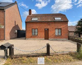 Deze vrijstaande woning gelegen aan de Rotemerlaan 45 in Neeroeteren beschikt over een ruime tuin en een praktische indeling. Gelegen op een perceel van 816 vierkante meter biedt de woning heel wat ruimte en mogelijkheden, zowel binnen als buiten.<br /><br />Via de voordeur of de zijdeur aan de achterzijde betreedt u de woning. Op het gelijkvloers bevinden zich een woonkamer met aansluitende eetkamer, een keuken en een praktische bergruimte. Verder zijn er een apart toilet, een badkamer uitgerust met een lavabo, inloopdouche en kastruimte, en een extra bergruimte. Daarnaast is er een aparte bureauruimte die momenteel als slaapkamer wordt gebruikt. De eerste verdieping omvat drie slaapkamers, een nachthal en een zolderkamer.<br /><br />Het volledige perceel is omheind. Vooraan beschikt de woning over een verharde oprit en een extra parkeerplaats aan de rechterzijde. De ruime tuin is momenteel door een haag in twee delen verdeeld en biedt diverse mogelijkheden om naar eigen wens in te richten. Daarnaast bevinden zich op het perceel een garagebox en een aparte schuur.<br /><br />De woning bevindt zich aan de Rotemerlaan, op korte afstand van het centrum van Neeroeteren. Winkels, scholen en horecazaken liggen in de nabije omgeving, waardoor dagelijkse voorzieningen vlot bereikbaar zijn.<br /><br />Voor dit pand kan de Vlaamse renovatieverplichting voor residentiële gebouwen van toepassing zijn. Meer informatie over de geldende regelgeving vindt u op de website van de Vlaamse overheid: https://www.vlaanderen.be/bouwen-wonen-en-energie/kopen-en-verkopen/een-huis-of-appartement-kopen/renovatieverplichting-voor-residentiele-gebouwen <br /><br />Heeft u interesse? Contacteer Anne-Sophie Vliegen via +32 468 54 17 19 of info@immovliegen.be voor meer informatie.