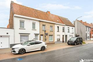 Op zoek naar een woning te koop in Rekkem? Deze instapklare woning in de Dronckaertstraat 130 beschikt over drie slaapkamers, zonnepanelen en een zonnige tuin met terras en eigen parkeerplaats.<br /><br /><u>Op het gelijkvloers</u> bevinden zich de inkomhal, een vernieuwde badkamer, een apart toilet en een praktische berging. De gezellige woonkamer met salon sluit aan op de keuken met ontbijthoek en de veranda. Buiten geniet u van een zonnige tuin met terras en een uitweg met parkeerplaats.<br /><br /><u>De eerste verdieping</u> telt een nachthal en twee slaapkamers.<br /><br />Via een vaste trap bereikt u <u>de tweede verdieping</u>, waar zich een derde slaapkamer en zolderruimte bevinden.<br /><br /><u>De troeven op een ri</u>j:<br /><br />+ Instapklare woning met drie slaapkamers<br />+ Vernieuwde badkamer<br />+ Zonnepanelen<br />+ Centrale verwarming op gas<br />+ Zonnige tuin met terras<br />+ Uitweg met eigen parkeerplaats<br /><br />Interesse? Maak een afspraak en ontdek wat deze woning te bieden heeft!