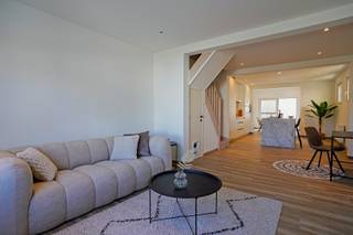 Op wandelafstand van het centrum bevindt zich deze prachtige, energiezuinige woning die een totaalrenovatie heeft ondergaan. De woning is...