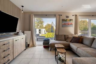 <p><span>Grotendeels gerenoveerde woning met prachtige tuin.</span></p><p><span>Op zoek naar een instapklare woning met ruimte, comfort én een prachtige tuin? Deze grotendeels gerenoveerde woning combineert hedendaags wooncomfort met een warme en aangename sfeer.</span></p><p><span>De woning beschikt over een </span><span>ruime leefruimte met pelletkachel</span><span>, een </span><span>recente en volledig ingerichte keuken</span><span> en een praktische wasplaats. De woning telt </span><span>3 slaapkamers</span><span>, aangevuld met een </span><span>bureau</span><span>, ideaal voor thuiswerk of als hobbyruimte. De badkamer is uitgerust met zowel een </span><span>bad als een douche</span><span>.</span></p><p><span>Ook op vlak van comfort is aan alles gedacht. In de </span><span>masterbedroom en leefruimte is airconditioning voorzien</span><span>, terwijl de woning wordt verwarmd op aardgas.</span></p><p><span>Een absolute troef is de </span><span>prachtige tuin</span><span>, waar volop ruimte is om te genieten van het buitenleven. In de tuin bevindt zich bovendien een </span><span>echte mancave</span><span>, perfect als ontspanningsruimte of gezellige plek om vrienden te ontvangen.</span></p><p><span>Troeven op een rij:</span></p><ul><li><span>Grotendeels gerenoveerde woning</span></li><li><span>3 slaapkamers</span></li><li><span>Bureau</span></li><li><span>Badkamer met bad én douche</span></li><li><span>Recente, volledig ingerichte keuken</span></li><li><span>Ruime leefruimte met pelletkachel</span></li><li><span>Airco in masterbedroom en leefruimte</span></li><li><span>Praktische wasplaats</span></li><li><span>Prachtige tuin</span></li><li><span>Unieke mancave in de tuin</span></li><li><span>EPC-label C</span></li><li><span>Elektrische installatie conform</span></li><li><span>Verwarming op aardgas</span></li></ul><p><span> </span></p><p><span>Een woning met karakter, comfort en een tuin die garant staat voor jarenlang woonplezier. Zeker een bezoek waard!</span></p>