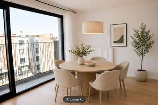 <p><span>Twee slaapkamer appartement met ZW terras in Oud-Berchem!</span></p><p><span>LIGGING: </span></p><p><span>Dit appartementsgebouw met lift van 2015, is gelegen in Oud-Berchem. </span></p><p><span>Je bent op wandel- en fietsafstand van het Berchem Station, het stadscentrum ligt een zucht verder. Velo station om de hoek op het Frans Van Hombeeckplein.</span></p><p><span>Openbaar vervoer voor de deur, met de auto in een wip op singel en ring.</span></p><p><span>INDELING:</span></p><p><span>We komen dit dak appartement van 71m² binnen in de inkomhal met apart toilet en cv berging/wasplaats, om vervolgens in een leefruimte te komen met eiken vloer. De grote raampartij geeft je enorm veel licht en zicht. Via de schuiframen, kom je op het ZW georiënteerd terras!</span></p><p><span>Een open en geïnstalleerde keuken met toestellen verruimt deze leefruimte nog extra. Aan de achterzijde van het appartement zijn er twee slaapkamers van 12m² en 6m², de kleinste is momenteel een dressing. De parketvloer werd over het volledige appartement gelegd. Vervolgens is er nog een betegelde badkamer met lavabomeubel en ligbad.</span></p><p><span>Privatieve kelder- en gezamenlijke fietsenberging zijn aanwezig.</span></p><p><span>KWALITEITEN:</span></p><p><span>> prima ligging</span></p><p><span>> leuk ZW georiënteerd terras</span></p><p><span>> kwalitatieve materialen, instapklaar!</span></p><p><span>> epc A, conforme elektrische installatie</span></p><p><span> </span></p>