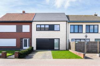 Deze BEN-nieuwbouwwoning brengt u praktisch comfort, duurzaamheid en een degelijke afwerking. Met meerdere onderscheidende troeven.IndelingInkomhal...