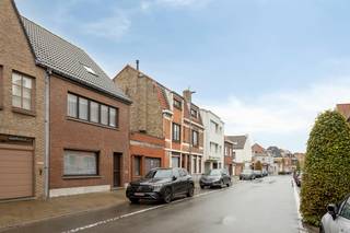 Huis met 2 (mogelijkheid tot 4) slaapkamers en aangename buitenruimte / stadstuin (191m² perceeloppervlakte). Dit praktisch huis te koop geniet van een centrale ligging langs de Julius Dooghelaan (vlakbij de Brugse Vesten, waar het aangenaam vertoeven is) nabij het commercieel centrum van Sint-Kruis, openbaar vervoer, buurtwinkels, warenhuizen, scholen, sportcentra en met een vlotte verbinding naar Brugge, Damme, Knokke, Maldegem...<br />Indeling (circa 147m² bewoonbare oppervlakte):<br />Gelijkvloers (circa 69m²):<br />- Inkomhal (8m2);<br />- lichtrijke woonkamer (48m2) met leefkeuken;<br />- badkamer (5m²) voorzien van ligbad, wc en lavabo;<br />- praktische berging (4m²);<br />- wasplaats (4m²);<br />- aangename stadstuin (191m²) met gunstige oriëntatie en terras.<br />Eerste verdieping (circa 46m2):<br />- Nachthal (7m2);<br />- 2 ruime slaapkamers (23m2 & 16m2).<br />Tweede verdieping (circa 32m2):<br />- Mogelijkheid tot inrichten van deze verrassend ruime zolder (32m²) tot 2 slaapkamers.<br /><br />Dit pand is onderworpen aan de renovatieverplichting van de Vlaamse overheid voor residentiële gebouwen (behoudens bij sloop binnen 5 jaar na de aankoop). Consulteer voor meer informatie de website van het Vlaams Energie- en Klimaatagentschap via https://www.vlaanderen.be/een-woning-kopen/renovatieverplichting-voor-residentiele-gebouwen<br /><br />Bestuursmaatregelen in het maatregelenregister: nee