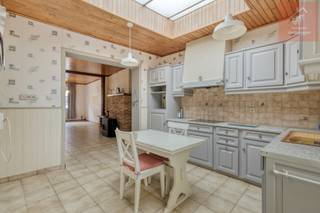 Bent u op zoek naar een woning met ruimte en een uitstekende ligging? Dan is deze ruime gezinswoning in Aalst absoluut een bezoek waard.<br /><br />Met een bewoonbare oppervlakte van maar liefst 162 m² biedt deze woning alle ruimte die een gezin nodig heeft. De woning beschikt over vier volwaardige slaapkamers, een lichtrijke leefruimte en een open keuken die naadloos aansluit op het woongedeelte. Dankzij deze open indeling geniet u van een aangename woonbeleving en veranda met een optimaal contact met de tuin.<br /><br />Achteraan bevindt zich een grote, zonnige tuin, de ideale plek voor spelende kinderen, gezellige familiemomenten of gewoon om in alle rust van het buitenleven te genieten.<br /><br />Samengevat:<br />✔ Bewoonbare oppervlakte van 162 m²<br />✔ 4 slaapkamers<br />✔ Ruime leefruimte<br />✔ Open keuken<br />✔ Grote tuin<br />✔ Ideaal voor gezinnen<br />✔ Vlot bereikbare ligging in Aalst<br />✔ Woning met veel potentieel<br /><br />Een ideale gezinswoning op een gegeerde locatie waar ruimte en wooncomfort centraal staan.