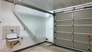 Deze eigendom aan de Frans Van Ryhovelaan in Gent bestaat uit twee ruime appartementen en vormt een aantrekkelijk geheel voor zowel bewoning als investering. Het pand omvat een één-slaapkamerappartement op het gelijkvloers en een duplex met twee slaapkamers op de eerste en tweede verdieping.<br /><br /><strong>Ligging:</strong><br />Het gebouw bevindt zich in goed bereikbare buurt in Gent, met vlotte verbinding naar het stadscentrum, UZ Gent, Gent-Sint-Pieters en diverse voorzieningen op wandelafstand. De combinatie van bereikbaarheid en stedelijke dynamiek maakt dit een uitstekende locatie voor zowel bewoners als investeerders.<br /><br /><strong>Indeling van het gelijkvloers appartement (1 slaapkamer):</strong><br />Het appartement op het gelijkvloers beschikt over een inkomhal die toegang biedt tot de verschillende ruimtes. De keuken sluit aan op de leefruimte, die zicht biedt op de koer. Verder is er een badkamer, een praktische berging en een ruime slaapkamer. Achteraan bevindt zich een gezellige koer, ideaal als buitenruimte in de stad.<br /><br /><strong>Indeling van het duplex-appartement (2 slaapkamers):</strong><br />Het duplex-appartement beschikt op het gelijkvloers over een garage en een kelder, wat een groot praktisch voordeel biedt in de stad.<br />Op het eerste verdiep bevindt zich de leefruimte met open keuken, een ruime en lichte leefzone. Daarnaast is er de badkamer met douche.<br />Op het tweede verdiep bevinden zich twee slaapkamers, ideaal voor koppels en kleine gezinnen. <br /><br /><strong>Extra troeven:</strong><br />✅ Twee afzonderlijke appartementen<br />✅ Inclusief garage<br />✅ Centrale en vlot bereikbare Gentse ligging<br />✅ Interessant opbrengsteigendom<br />✅ Geschikt voor eigen bewoning én verhuur<br />✅ Ideaal voor investeerders<br /><br />Dit gebouw biedt een uitstekende opportuniteit voor wie op zoek is naar een opbrengsteigendom of een combinatie van eigen bewoning en verhuur in Gent.<br /><br /><strong>Meer weten of dit pand bezichtigen? Contacteer ons vandaag nog voor meer informatie of een afspraak.</strong>
