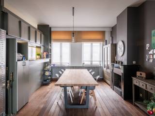 In de Oswald Ponettestraat vind je deze ruime en karaktervolle herenwoning met ca. 314 m² bewoonbare oppervlakte op een perceel van ± 300 m². Een woning die uitblinkt door haar doordachte indeling, lichtinval en veelzijdigheid.

Het gelijkvloers biedt twee grote leefruimtes, aangevuld met twee multifunctionele ruimtes die rechtstreeks uitgeven op het terras en de tuin. Ideaal als bureau, praktijkruimte, wasplaats, berging, extra leefruimte of zorgunit. Op dit niveau zijn ook een badkamer en een apart toilet aanwezig. Dankzij deze indeling is de woning perfect geschikt voor vrij beroep, kangoeroewonen, zorgwonen of wonen-werken.

De eigenlijke woonverdieping bevindt zich op het eerste verdiep en vormt het warme hart van de woning: een ruime open leefruimte met open haard, waar living, eetkamer en keuken naadloos in elkaar overlopen, aangevuld met een slaapkamer en een badkamer. Vanuit deze verdieping heb je toegang tot een terras met zicht op de tuin.

Op het tweede verdiep bevinden zich drie volwaardige slaapkamers en een derde badkamer.
Daarnaast is er nog een ruime zolder die verder kan ingericht worden.

Achteraan geniet je van een gezellige stadstuin. Een woning met karakter, ruimte en uitzonderlijke flexibiliteit, op wandelafstand van het centrum van Ronse.

Laat je verrassen tijdens een bezoek ter plaatse en ontdek zelf het enorme potentieel van deze unieke herenwoning.