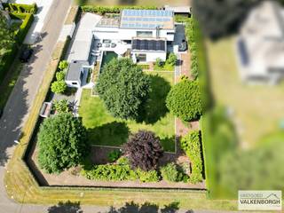 <span>CONTACT </span><br /><span>Jeroen Vandormael: jeroen@vastgoedvalkenborgh.be | 0498/05.76.72 <br /><br />In het hart van het exclusieve Bolderberg, waar rust, privacy en natuur samenkomen, bevindt zich deze indrukwekkende, modern afgewerkte villa op een uitzonderlijk hoekperceel van 16a91ca. De ligging in een doodlopende straat zonder doorgaand verkeer, aan de rand van beschermd heidegebied, zorgt niet alleen voor absolute rust maar ook voor blijvend, groen zicht vanuit de perfect georiënteerde tuin. <br /><br />Deze villa ademt kwaliteit en vakmanschap. De woning werd maniakaal onderhouden door de huidige eigenaar en verkeert in onberispelijke staat. Met een bewoonbare oppervlakte van 230 m² (exclusief de volledig ondergrondse kelderverdieping) biedt dit eigendom ruimte, comfort en een unieke levenskwaliteit. In de kelder bevinden zich o.a. twee ruime parkeerplaatsen en nog tal van multifunctionele ruimtes. <br /><br />De strakke architectuur wordt versterkt door een harmonieuze afwerking met hoogwaardige materialen zoals parketvloeren, maatwerk, een luxueuze open keuken en een stijlvol uitgewerkte badkamer. Er zijn drie volwaardige slaapkamers, elk met voldoende lichtinval en een serene uitstraling. <br /><br />Buiten is het genieten in de prachtig aangelegde tuin, volledig omheind en voorzien van een automatische toegangspoort. Geen inkijk, volledige privacy én directe aansluiting op de omliggende natuur. De tuin werd aangelegd met oog voor esthetiek én gebruiksgemak, met onder andere een robotmaaier en geautomatiseerd beregeningssysteem dat via mobiele app bestuurbaar is. <br /><br />Voor het ultieme buitenleven zijn er meerdere terrassen, waaronder een oostelijk gericht ontbijtterras aan de keuken, een deels overdekt zonneterras aan de zwemvijver en een unieke tuinkamer met een hippe buitenkeuken met openhaard. Geniet hier van de panoramasauna met zicht op het water – de zwemvijver is reeds voorzien van aansluitingen om eenvoudig tot zwembad omgevormd te worden. </span><br /><br />De locatie is al even uitzonderlijk: op slechts 4 km van het op- en afrittencomplex van Lummen, waardoor u een snelle verbinding hebt met steden zoals Brussel, Antwerpen, Luik, Maastricht en Aken. Tegelijkertijd geniet u van de charme, rust en exclusiviteit van Bolderberg – een regio die al jaren tot de meest gegeerde woonomgevingen van Limburg behoort.<br /><br />INDELING <br />Gelijkvloers: <br />Automatische toegangspoort, inkomhal met apart gastentoilet, kantoorruimte met open zicht op de tuin, woonkamer met gashaard en toegang tot het inpandige, deels overdekte terras, gezellige tv-hoek, open, luxueus ingerichte keuken met eethoek en aansluitend terras, praktische berging/wasplaats met ingebouwde kasten, lavabo en douchecel, trappenhal naar de ondergrondse parkeergarage met plaats voor twee wagens, en meerdere kelderruimtes. <br />Buiten bevindt zich bovendien een zwemvijver die eenvoudig kan worden omgevormd tot een volwaardig buitenzwembad (alle noodzakelijke leidingen werden reeds voorzien), een zeer ruime aparte panoramasauna en buitendouche met prachtig zicht op de zwemvijver en tuin, én een buitenkeuken met open haard – ideaal voor sfeervolle avonden in alle comfort. <br />Eerste verdiep: <br />Nachthal met apart toilet en een ruime ingemaakte kastenwand die zorgt voor extra opbergruimte. De verdieping telt drie slaapkamers, waarvan één beschikt over een aangrenzende dressing en rechtstreekse toegang tot de luxueuze badkamer. Deze is ingericht met een stijlvol ligbad met whirlpoolfunctie en een royale inloopdouche. Dankzij de grote raampartijen geniet u hier van een adembenemend uitzicht op de prachtig aangelegde tuin. <br />Verdieping -1: <br />Inpandige garage voor twee wagens (achter elkaar), ruime keldervertrekken voor opslag, technische ruimte met verwarmingsinstallatie. <br /><br />TROEVEN <br />- kwalitatieve en degelijke afwerking <br />- instapklaar en met zorg onderhouden <br />- ruim en lichtrijk met aangename leefruimtes <br />- aantrekkelijke, privatieve tuin op het zuiden, ideaal om van de zon te genieten <br />- apart bureau <br />- hoogwaardig afgewerkte keuken <br />- voldoende bergruimte <br />- tal van ingebouwde kasten (maatwerk) <br />- alarmsysteem en camerabewaking <br />- geautomatiseerd beregeningssysteem voor gras en beplanting in de aangelegde tuin <br />- zeer ruime panoramasauna met buitendouche <br />- buitenkeuken met open haard <br />- meerdere terrassen voor optimaal genot van de zon <br />- volledig omheind hoekperceel met volledige privacy en perfecte oriëntatie <br />- inpandige garage voor 2 wagens <br />- aangelegde parkeerplaatsen op het terrein, inclusief motorhomeplaats <br />- zeer rustige ligging in een gegeerde buurt <br />- vlotte bereikbaarheid van de autostrade <br />- stijlvolle en mooie architectuur <br />- gunstig EPC <br />- domotica met Niko Home Control (verlichting, gordijnen, elektrisch bedienbaar) <br />- grote raampartijen zorgen voor een mooie natuurlijke lichtinval <br />- 3 slaapkamers <br />- gelegen op wandel- en fietsafstand van het centrum van Bolderberg <br />- ruime kelder met veel opslagmogelijkheden <br />- zonnepanelen (11.000 Wp) <br />- zwemvijver <br /><br />BEKNOPT<br />Bewoonbare opp: 230 m² excl. kelderverdieping <br />EPC: 148 kWh / (m² per jaar) – B Label <br />KI: 1519 euro <br />CV: op aardgas, met reeds voorziene voorzieningen om eenvoudig over te schakelen naar een warmtepomp <br />Jaar einde opbouw: 1998 <br />Vraagprijs: op aanvraag <br /><br />Meer info: www.vastgoedvalkenborgh.be of via 0498/05.76.72 <br />