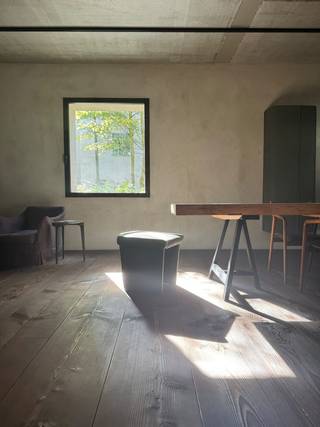 <p>Exclusief app ontworpen en ingericht door Axel Vervoordt</p><p>Op de iconische Kanaalsite in Wijnegem bevindt zich dit uitzonderlijke gelijkvloers appartement waar architectuur, kunst, authenticiteit en verfijnde luxe samenkomen.</p><p>Dit éénslaapkamerappartement werd volledig ontworpen en ingericht door Axel Vervoordt.<br />Van de architecturale lijnen tot de materiaalkeuze, het maatwerk en de verlichting: alles werd als één harmonieus geheel geconcipieerd.</p><p>Het resultaat is een interieur met een uitzonderlijke rust en verfijning.<br />Tijdloze elegantie, hoogwaardige materialen en een ongeëvenaarde aandacht voor detail bepalen de sfeer..</p><p>Ingetogen luxe tot in het kleinste detail<br />De royale leefruimte vormt het hart van het appartement en biedt een bijzonder gevoel van ruimte.<br />De afzonderlijke keuken werd volledig geïntegreerd in het interieur, combineert een verfijnde uitstraling met hedendaags comfort en is uitgerust met hoogwaardige Miele en Gaggenau-toestellen, dewelke functionaliteit en design op het hoogste niveau verenigen.</p><p>Doorheen gans het appartement zorgen exclusieve ingemaakte maatwerkkasten voor een naadloze integratie van bergruimte en interieur. Alles is zorgvuldig ontworpen om de architectuur en de rust van de woning te versterken.</p><p>Ook de slaapkamer is volledig in lijn met de sfeer van de rest van het appartement.</p><p>De luxueus uitgewerkte badkamer beschikt over een dubbele lavabo, ruime douche en ligbad.<br />Een afzonderlijk toilet vervolledigt het geheel.</p><p>Inbegrepen ook 1 ruime autostaanplaats en afgesloten berging in de ondergrondse parking.</p><p>Dit alles op een plek met een internationale uitstraling, een uitgesproken architecturale identiteit en een bijzondere culturele betekenis.<br />Kortom, een zeldzame woonbeleving.<br />Dit appartement richt zich tot wie het verschil herkent tussen mooi en bijzonder.<br />Een zeldzame kans om een volledig door Axel Vervoordt ontworpen en ingericht appartement te verwerven op de unieke Kanaalsite in Wijnegem.</p>
