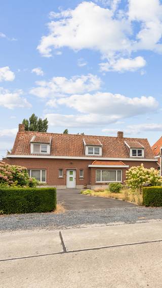 <strong>Te koop: Charmante, te renoveren woning/hoeve op 15.786 m² met loods.</strong><br /><br />De woning en loods liggen in woongebied, achterliggend is er 14.286 m² agrarisch gebied die eventueel uit de verkoop gehaald kunnen worden. <br /><br />Ruime woning met zicht op de tuin met aansluitend een praktische loods en achterliggend nog een stal. Hiernaast hebben we nog een oprit richting de tuin, hiermee is de woning perfect omsloten.<br /><br />Het perceel gelegen in woongebied is ook geschikt als bouwgrond waar 4 woningen opgericht kunnen worden. <br />(45m diepte - 32,3m breed)<br /><br /><strong>Voor meer info over de mogelijkheden van deze eigendom kan je vrijblijvend contact opnemen met Jérôme 0472/61.10.10 of 056/61.10.10</strong>