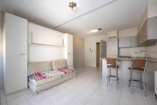 <p>Deze lichtrijke studio met slaaphoek en terras bevindt zich op de <strong>derde</strong> <strong>verdieping</strong> van <strong>residentie</strong> <strong>Château</strong> <strong>D'Epernay</strong> (Koninginnelaan 3) in Middelkerke, vlakbij de winkelstraat en op wandelafstand van het strand.<br /><br />Dankzij de <strong>centrale</strong> <strong>ligging</strong> bevindt u zich op wandelafstand van het strand, het Casino van Middelkerke, de winkelstraat, gezellige restaurants en het openbaar vervoer.<br />De studio is praktisch ingedeeld.<br /><br /><strong>Indeling:</strong></p>
<ul>
<li>Inkom met slaaphoek;</li>
<li>Lichtrijke leefruimte met toegang tot het terras en voorzien van opklapbed;</li>
<li>Open keuken met de nodige toestellen;</li>
<li>Badkamer met douche, toilet en wasmeubel.</li>
</ul>
<p><br /><strong>Troeven:</strong></p>
<ul>
<li>Toplocatie;</li>
<li>EPC B;</li>
<li>Terras;</li>
<li>Lichtrijke leefruimte;</li>
<li>Praktische slaaphoek;</li>
<li>Op wandelafstand van het strand en de winkelstraat</li>
</ul>
<br />Bent u op zoek naar een centrale studio aan zee, <strong>ideaal als tweede verblijf of investering</strong>? Contacteer ons vandaag nog voor een bezoek ter plaatse en ontdek zelf het potentieel van deze eigendom.