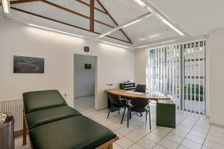 In de bijzonder gegeerde wijk <strong>Vriesdonk</strong> bevindt zich deze stijlvolle en uitstekend onderhouden villa op een royaal perceel van ca. <strong>2.043 m²</strong>. <br />De woning combineert een eigentijdse, luxueuze woonbeleving met een bijzonder veelzijdige indeling en biedt bovendien de mogelijkheid om <strong>wonen en professioneel werken</strong> op een discrete en comfortabele manier te verenigen.<br /> <br />De villa werd oorspronkelijk gebouwd in 1994 en in 2014 grondig gerenoveerd, waarbij gekozen werd voor een hoogwaardige afwerking, duurzame materialen en hedendaags wooncomfort.<br /> <br /><strong><u>Gelijkvloerse verdieping</u></strong><br />Via de verzorgde inkomhal met ingemaakte vestiaire betreedt u de woning. De ruime en bijzonder lichtrijke woonkamer van ca. <strong>40 m²</strong> is afgewerkt met parket en beschikt over een sfeervolle gashaard. Grote raampartijen zorgen voor een optimale lichtinval en creëren een mooie visuele en praktische verbinding met de tuin.<br />Aansluitend bevindt zich de stijlvolle eetkamer van ca. <strong>26 m²</strong>, eveneens voorzien van parket en uitgerust met een groot schuifraam dat rechtstreeks toegang biedt tot het terras.<br />De afzonderlijke designkeuken van ca. <strong>18 m²</strong> vormt een aangename leefruimte dankzij het ruime kook- en eeteiland. De keuken is volledig uitgerust met hoogwaardige <strong>Miele-inbouwtoestellen</strong>, waaronder een inductiekookplaat, vaatwasser, friteuse/grill, stoomoven, heteluchtoven en warmhoudplaat.<br /> <br />Aan de voorzijde bevindt zich een afzonderlijke bureau-/werkruimte van ca. <strong>9 m²</strong>, afgewerkt met parket en ingemaakte kasten. De plafondhoge ramen tot op de vloer zorgen hier voor een bijzonder aangename hoeveelheid natuurlijk daglicht.<br />Verder beschikt de woning over een uitzonderlijk ruime <strong>dubbele inpandige garage van ca. 60 m²</strong>, voorzien van een spoelbak. Vanuit de garage is er rechtstreeks toegang tot de tuin en een doorgang naar de wijnkelder van ca. <strong>7 m²</strong>.<br /> <br /><strong><u>Afzonderlijke praktijkruimte – ideaal voor zelfstandigen of vrije beroepen</u></strong><br />Een belangrijke troef van deze villa is de volledig uitgeruste praktijkruimte met een <strong>eigen ingang</strong>, waardoor professionele activiteiten perfect gescheiden kunnen worden van het privéleven.<br />De ruimte omvat een wachtzaal van ca. <strong>8 m²</strong>, voorzien van toilet en handenwasser, een berging en twee afzonderlijke bureauruimtes van ca. <strong>15 m² en 22 m²</strong>.<br />Dankzij de indeling en de afzonderlijke toegang biedt deze ruimte bovendien tal van alternatieve mogelijkheden. Zo kan ze, mits de nodige aanpassingen, worden ingericht als extra leefruimte, gastenverblijf, au-pairaccommodatie of als een volwaardige slaapkamer met badkamer op de begane grond. Ook voor <strong>kangoeroe wonen</strong> biedt de woning interessante mogelijkheden.<br /> <br /><strong><u>Eerste verdieping</u></strong><br />De nachthal, afgewerkt met parket en voorzien van ingemaakte kasten, leidt naar de verschillende slaapvertrekken.<br />Er zijn twee slaapkamers van ca. <strong>14 m² en 18 m²</strong>. Eén kamer beschikt over ingemaakte kasten, terwijl de andere toegang biedt tot een balkon met een prachtig uitzicht over de tuin.<br />De eerste badkamer is uitgerust met een ligbad, toilet en lavabo.<br />De royale hoofdslaapkamer van ca. <strong>20 m²</strong> vormt een aangename privésuite en beschikt over een ingemaakte dressing- en tv-kast. Vanuit de slaapkamer is er toegang tot een uitzonderlijk ruim terras van ca. <strong>22 m²</strong>, vanwaar een trap rechtstreeks naar de tuin leidt.<br />De aansluitende ensuite badkamer van ca. <strong>19 m²</strong> is ingericht met een dubbele lavabo, ruime inloopdouche en ligbad. Een afzonderlijk toilet vervolledigt deze verdieping.<br /> <br /><strong><u>Buitenruimte</u></strong><br />Rondom de villa bevindt zich een <strong>prachtig aangelegde en volledig omheinde tuin</strong>, aangelegd in 2014. Dankzij de ideale zonoriëntatie en de natuurlijke privacy vormt deze buitenruimte een bijzonder aangename verlenging van de woning.<br />Verschillende terrassen bieden de mogelijkheid om op elk moment van de dag van de tuin te genieten, waaronder een aangenaam <strong>overdekt terras</strong>.<br />Daarnaast zijn er een overdekte berging en twee tuinhuizen aanwezig.<br /> <br /><strong><em>Een stijlvolle, ruime en uitstekend onderhouden villa met een hoogwaardige afwerking die wonen, werken, privacy en comfort op een bijzonder geslaagde manier samenbrengt in het geliefde Vriesdonk.</em></strong><br /><strong><em> </em></strong><br />📞 Interesse? Contacteer ons voor meer informatie of een bezoek ter plaatse via jeffrey@jurimmo.be of via +32 474 04 13 26
