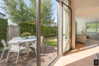 Prachtige, lichtrijke woning nabij het pittoreske Oosthoekplein in het Zoute, op wandelafstand van zowel de zee als het Zwin.<br />Indeling: Gelijkvloers: inkomhal met vestiaire en gastentoilet, ruime en lichte woonkamer met hoge plafonds, open keuken met eetruimte die uitgeeft op de zonnige tuin en het terras. Praktische bijkeuken/wasplaats. Bureel of gastenkamer met uitzicht op tuin en velden, eveneens met toegang tot een terras.<br />Eerste verdieping: royale master bedroom met inloopdressing en badkamer voorzien van inloopdouche, ligbad, dubbele lavabo en toilet. Twee volwaardige slaapkamers, aparte douchekamer en een afzonderlijk toilet op de nachthal.<br />Tweede verdieping: extra (vijfde) slaapkamer.<br />Verder beschikt de woning over een ruime inpandige garage en twee extra parkeerplaatsen buiten. Volledig privatief dankzij een poort aan de straatzijde.<br />Gelegen op een toplocatie, vlak bij de charmante Oosthoek en het prachtige natuurgebied Het Zwin.