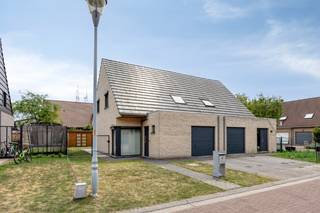 In een rustige buurt van Evergem, op een perceel van 295 m², vind je deze uitstekend onderhouden halfopen bebouwing uit 2010. De woning biedt...