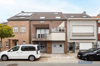 Deze verrassend ruime woning combineert comfort, functionaliteit en een uitstekende ligging op een boogscheut van het centrum van Erembodegem...