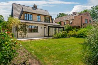 In het gegeerde en groene "Hertebos" bevindt zich deze charmante vrijstaande woning, gelegen op een rustige residentiële locatie. Dankzij de solide constructie, de ruime indeling en de prachtige tuin biedt deze woning een unieke kans voor wie op zoek is naar comfortabel wonen in een aangename en groene omgeving.<br /> <br />Indeling: Gelijkvloers: Via de ruime inkomhal betreedt u de woning, waar u toegang heeft tot het gastentoilet. De lichtrijke woon- eetkamer geniet van grote raampartijen en is uitgerust met airconditioning, wat zorgt voor een aangenaam wooncomfort. Aansluitend bevindt zich de ruime en geïnstalleerde leefkeuken met een mooi uitzicht op de tuin. Vanuit de keuken bereikt u de veranda, een heerlijke extra leefruimte waar u het hele jaar door kunt genieten van het uitzicht op de zonnige, groene tuin. Verder beschikt de woning over een inpandige garage.<br /> <br />Eerste verdieping: De nachthal geeft toegang tot drie ruime slaapkamers, elk met een aangename lichtinval. De ruime badkamer is compleet ingericht met een inloopdouche, ligbad, twee lavabomeubels en een toilet.<br /> <br />Zolder: De ruime geïsoleerde zolder biedt tal van mogelijkheden en kan perfect dienen als extra bergruimte.<br /> <br />Buitenruimte: De aangelegde zonnige tuin geniet van optimale rust en privacy. Achteraan bevindt zich een stijlvol tuinhuis met overdekte zithoek, de ideale plaats om in alle seizoenen te ontspannen of gezellig gasten te ontvangen.<br /> <br />Bijzonderheden:<br />- Gelegen in het gegeerde en groene Hertebos<br />- Vrijstaande woning met veel privacy<br />- Drie ruime slaapkamers<br />- Lichtrijke veranda met zicht op de tuin<br />- Inpandige garage<br />- Ruime en droge kelder en kruipkelder<br />- Ruime zolder<br />- Driedubbele beglazing + rolluiken<br />- Airconditioning in de leefruimte en twee slaapkamers<br />- Rustige, residentiële ligging nabij winkels, scholen en openbaar vervoer<br /> <br />Deze woning combineert een uitstekende ligging met ruimte en comfort. Een ideale gezinswoning voor wie rustig wil wonen in een groene omgeving zonder in te boeten aan bereikbaarheid.<br /> 