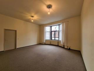 Appartement op toplocatie met 2 slaapkamers.<br /><br />Het appartement isgelegen op de 2de verdieping, temidden van de gezelligste stad Leuven. Vlak op de kruising van de Savoyestraat en Tiensestraat waar alle benodigdheden binnen handbereik liggen. <br />Indeling: inkomhal, lichtrijke woonkamer, geïnstalleerde keuken, 2 slaapkamers, badkamer met ligbad en douche, lavabo en toilet. <br />Huurprijs bedraagt 1100€/maand + 60 euro gezamenlijke kosten (inclusief jaarlijkse keuring van de gasketel). Beschikbaar vanaf 15 november 2026. <br />Domiciliëring verplicht. <br />Het verbruik van gas, elektriciteit en water is individueel. <br /><br />Dit appartement is zeer gunstig gelegen tegenover het openbaar vervoer, winkels, scholen, restaurants, enz.. Interesse? <br />Mail naar info@immogve.be of bel 016/56.56.14