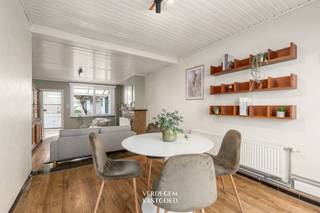 <p><span>Locatie<br /></span><span>Deze woning ligt in het hart van Gentbrugge, in een rustige straat met een echt dorpsgevoel.<br />Op enkele fietsminuten ben je in het centrum van Gent. <br />Bakker, supermarkt, scholen en het Gentbruggeplein liggen op wandelafstand. <br />De Gentbrugse Meersen zijn vlakbij.<br />Met de auto zit je snel op de E17 en de R4 en ook het openbaar vervoer is goed bereikbaar.<br /><br /></span><span>Charmante rijwoning met stadskoer in Gentbrugge<br /></span><span>Je komt binnen in een inkomhal met trap naar de verdieping. <br />Van hieruit loop je door naar de leefruimte. <br />Vooraan is er plaats voor een ruime eethoek. <br />Achteraan zit de zithoek met een gezellige bakstenen schouw en een ingebouwde houten kast. <br />Een groot raam achteraan geeft licht en zicht op het overdekte terras met stadskoertje.<br />De aparte keuken is functioneel ingericht met gaskookplaat, dampkap en spoelbak. <br />Op het gelijkvloers is er verder een badkamer met douche en lavabo.<br />Op de verdieping liggen twee ruime slaapkamers. <br />Buiten geniet je van een overdekt terras dat uitkomt op een rustige stadskoer met boom en plantenbak. <br />Hier is ook een aparte bergruimte met rekken. <br />Tenslotte is er een kelder en apart toilet in de inkomhal.<br /><br /></span><span>Troeven<br /></span><span>/ gezellige rijwoning in Gentbrugge<br />/ instapklaar<br />/ stadskoer<br />/ vlotte bereikbaarheid<br />/ ideaal als starterswoning of investering</span></p>