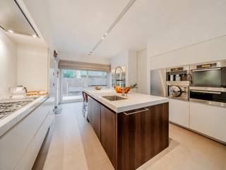 Gelegen in de prestigieuze regio Beisbroek, ontworpen door architect Luc De Meyer, vinden we deze villa terug op een royaal perceel van 1.519m² met een bijzondere groene en rustige ligging. Met een woonoppervlakte van maar liefst 649 m² heeft deze villa ruime leefruimtes, ideaal voor wie waarde hecht aan ruimte, rust en privacy. <br /><br />De buitenruimte biedt plaats aan 5 parkeerplaatsen, waarvan 2 onder een dubbele carport. Omgeven door meerdere terrassen, biedt de tuin een rustige en serene setting, ideaal om in alle privacy van het buitenleven te genieten.<br /><br />Deze villa is als volgt ingedeeld: <br />Gelijkvloers: lichtrijke inkomhal met hoge plafonds, ingerichte vestiaire en gastentoilet - ruime woonkamer voorzien van tv corner met gashaard en een ruime eethoek als verlengstuk van de hyper uitgeruste keuken voorzien van Miele toestellen, wijnkoeler, gasfornuis en teppanyaki plaat - grenzend aan de keuken is de koele berging met wasplaats - impressionante extra binnenruimte met plafonds die doorlopen tot aan het dak, ideaal te gebruiken als stijlvolle low dining ruimte, gezellige leeshoek of rustige relaxruimte - aansluitend bevindt zich een luxe binnenzwembad met grote raampartijen die toegang bieden tot de tuin, compleet met een ruime inloopdouche en een aparte sanitaire ruimte voor ultiem comfort.<br /><br />1e verdiep: dubbele kantoorruimte met een aparte inkomhal, ideaal voor gebruik als praktijkruimte of werkplek voor een zelfstandige - 3 volwaardige slaapkamers met badkamer, dressing, terras en praktische bergruimtes - leeshoek op de overloop. <br /><br />2e verdiep: 2 volwaardige slaapkamers met badkamer, dressing, terras en praktische bergruimtes.<br /><br />De villa is voorbereid voor de installatie van een lift, met alle benodigde voorzieningen en ruimte aanwezig. Deze is eveneens volledig onderkelderd en biedt een multifunctionele ruimte met twee slaapkamers, kantoorruimtes of bergruimtes, een badkamer en een technische ruimte. Perfect voor extra opslag of het creëren van een privé werkomgeving.