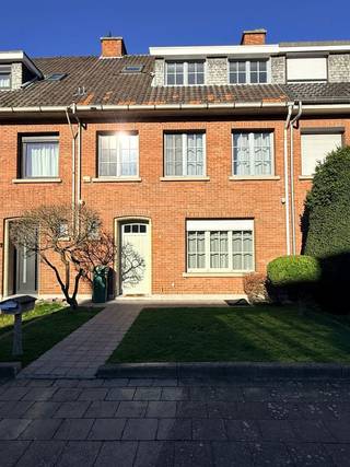 Deze prachtige en lichtrijke woning geniet van een rustige maar toch centrale ligging en situeert zich in een doodlopende straat in de rustige...