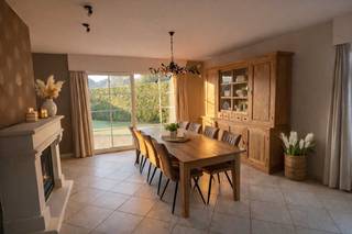 Rust, ruimte en instapklaar wonen – Charmante gezinswoning met garage in Balen<br /><br />Droom je van een woning waar je elke dag in alle rust kan thuiskomen? Deze instapklare, charmante gezinswoning ligt in een doodlopende straat en combineert groen wonen met modern comfort, veiligheid en energiezuinigheid.<br /><br />De lichtrijke leefruimte met keuken en erker vormt het warme hart van de woning – de ideale plek om samen te leven, te ontspannen en mooie momenten te delen. Dankzij de vloerverwarming op het gelijkvloers geniet je hier het hele jaar door van aangenaam wooncomfort. Met een EPC-label B, conforme elektriciteit, zonnepanelen met bijhorende energiecertificaten, automatische rolluiken en camerabewaking woon je bovendien energiezuinig, modern en zorgeloos. Op het gelijkvloers vind je daarnaast een praktische berging en een bureauruimte.<br /><br />Op de verdieping bevinden zich vier volwaardige slaapkamers, een badkamer en een apart toilet – perfect voor gezinnen of wie graag extra ruimte heeft. De zolder biedt bijkomende mogelijkheden voor het creëren van extra kamers, volledig naar eigen wensen in te richten.<br /><br />De aansluitende garage zorgt voor extra comfort en gebruiksgemak.<br /><br />Ook de ligging is een absolute troef: rustig wonen in een groene omgeving, met natuur, wandel- en fietsmogelijkheden vlakbij. Winkels, voorzieningen en het centrum bevinden zich op slechts 1,5 km.<br /><br />Een woning die rust, ruimte en toekomstgericht wonen perfect combineert. Een plek waar je je meteen thuis voelt.<br />