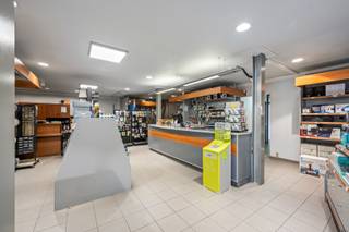 Deze opbrengsteigendom op absolute topligging langs de IJzerlaan bestaat uit:1) HANDELSGELIJVLOERS: (260m²)Commercieel handelsgelijkvloers bestaande...