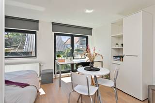 <p>Instapklare studio te koop in het hart van Heverlee, gelegen in de recente residentie Den Dreef. Deze gezellige studio bevindt zich op wandelafstand van Leuven centrum, openbaar vervoer, winkels en andere nuttige voorzieningen. Dankzij de uitstekende ligging is dit pand bijzonder geschikt voor studenten, met een vlotte bereikbaarheid naar alle belangrijke campussen zoals de ingenieursfaculteit in Arenberg, het Sportkot, Gasthuisberg en de universitaire campussen in het centrum van Leuven.</p>
<p>De residentie ligt in tweede lijn, waardoor je er volledig weg bent van straatlawaai. Het is een bijzonder rustige en aangename plek om te wonen of te studeren, ideaal voor wie op zoek is naar stilte en comfort in de stad.</p>
<p>De studio werd gebouwd in 2016 en verkeert in uitstekende staat. Ze omvat een praktische leefruimte met een afgescheiden slaaphoek, een compact maar volledig uitgerust keukentje met combi-oven, kookplaten, dampkap, spoelbak en een koelkast met vriesvak, en een privatieve badkamer voorzien van douche, toilet en lavabo.</p>
<p>Deze studio is ideaal als investering, bijvoorbeeld voor ouders die op zoek zijn naar een comfortabele en goed gelegen woonplek voor hun studerende zoon of dochter. Dankzij de moderne afwerking, het recente bouwjaar en de rustige toplocatie vormt dit pand een bijzonder interessante opportuniteit.</p>