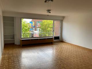 Op zoek naar een uitstekend gelegen 3-slaapkamerappartement met garagebox en kelder? Dan is een echte must-see!<br /><br />Gelegen aan de ring rond Leuven, kent dit appartement een uitstekende ligging. U woont hier vlak bij de Naamsesteenweg en op wandelafstand van de historische stadskern van Leuven. Allerhande winkels, scholen en openbaar vervoer bevinden zich in de onmiddellijke omgeving. Ook Haasrode en IMEC zijn vlot bereikbaar. De verbinding met Leuven centrum, de E40 en de E314 is optimaal.<br /><br />Het appartement, gelegen op het 2e verdiep, omvat een ruime inkom-/nachthal, een lichtvolle leefruimte met aansluitend een terras aan de voorzijde van het gebouw, een geïnstalleerde keuken (combi-oven, keramische kookplaat, koelkast, vaatwasser, dampkap), 3 slaapkamers verdeeld over de voor- en achterzijde van het appartement, een badkamer voorzien van bad/douche combinatie, een apart toilet.<br />Het appartement beschikt verder over een ondergrondse garagebox met stopcontact en een privatieve kelderberging.<br /><br />Het appartement is beschikbaar vanaf 15/08/2026. De huurprijs bedraagt € 1100 per maand, met een provisie van € 200 voor verwarming, water en de gemeenschappelijke delen. Elektriciteit is individueel af te sluiten.<br /><br />Lijkt dit ruime, goed gelegen 3-slaapkamerappartement echt iets voor jou? Aarzel dan niet en contacteer ons vandaag nog voor de inplanning van een bezoek ter plaatse.