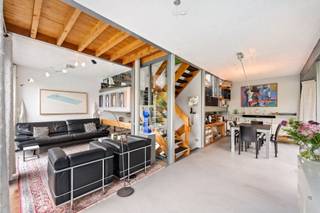 <h1><span>Exclusieve architectenwoning met binnen- en buitenzwembad op toplocatie in Mortsel</span></h1><p><span>Deze uitzonderlijke architectenwoning, gelegen in een gegeerde residentiële wijk nabij het Park van Mortsel, combineert tijdloze architectuur met design, functionaliteit en een uitzonderlijk wooncomfort. Een unieke eigendom voor wie op zoek is naar ruimte, licht, privacy en karakter.</span></p><p><span>De ligging vormt een absolute meerwaarde: rustig en groen, terwijl scholen, winkels, openbaar vervoer en tal van ontspanningsmogelijkheden zich op wandelafstand bevinden.</span><span><br /><br /></span></p><h2><span>Een bekroond architecturaal concept</span></h2><p><span>Deze bijzondere woning werd ontworpen door architect </span><span>Lou Jansen</span><span>, die voor dit ontwerp de </span><span>tweede prijs van de Robert Maskens-prijs (1980)</span><span> ontving. De realisatie is het resultaat van een succesvolle samenwerking met interieurarchitect </span><span>Adri Hazebroek</span><span>, waarbij architectuur en interieur naadloos in elkaar overvloeien.</span></p><p><span>De woning werd in de lengte gebouwd en harmonieus geïntegreerd in de prachtig aangelegde tuin, die zich uitstrekt over twee percelen met een totale oppervlakte van ongeveer </span><span>950 m²</span><span>.</span></p><p><span>De solide metalen draagstructuur met een welbepaald ritme van voor- tot achteraan de woning bepaalt de verschillende leefruimtes. Zowel de individuele ruimtes als de gemeenschappelijke zones vormen samen één visueel doorlopend geheel, waarbij licht, ruimte en groen centraal staan.</span></p><h1><span>Indeling</span></h1><h2><span>Gelijkvloers  </span></h2><p><span>De volledig uitgeruste leefkeuken vormt zonder twijfel het hart van de woning. Vanuit de keuken geniet u van een directe toegang tot het terras en de tuin, terwijl het open ontwerp voortdurend contact houdt met de verschillende leefruimtes.</span></p><p><span>De keuken werd tot in de kleinste details doordacht. Hoogwaardige materialen en kwalitatieve toestellen zorgen voor optimaal gebruiksgemak, waaronder een inductiekookplaat, vaatwasser, oven, warmhoudlade, microgolfoven, dubbele spoelbak, ingebouwde friteuse en een duurzaam werkblad in roestvrij staal. Zelfs praktische details, zoals een discreet geïntegreerd opstapje voor de hoge kasten, werden zorgvuldig uitgewerkt.</span></p><p><span>Aansluitend bevindt zich een praktische hal met vestiaire, die rechtstreeks toegang geeft tot de wasplaats, de dubbele inpandige garage en de inkomhal. Ook de ruime kelder is vanuit de keuken gemakkelijk bereikbaar.</span></p><p><span>De kelderverdieping biedt bijzonder veel bergruimte en huisvest alle technische installaties van de woning. Daarnaast beschikt de woning over een sfeervolle, professioneel ingerichte wijnkelder waar uw wijncollectie onder ideale omstandigheden kan worden bewaard.</span></p><h2><span>Leefniveau</span></h2><p><span>Via een korte trap bereikt u het centrale leefniveau, waar de architecturale kwaliteiten van deze woning volledig tot hun recht komen. De leefruimtes openen zich naar de tuin en genieten dankzij de grote glaspartijen van een overvloed aan natuurlijk licht.</span></p><p><span>De lichtrijke eetkamer vormt het centrale punt van deze verdieping en wordt langs de zijkant volledig omringd door groen. Aansluitend bevindt zich een eerste elegant salon met een prachtig zicht op de aangelegde tuin, de terrassen en het zwembad. Deze ruimte is ideaal om gasten te ontvangen of in alle rust te genieten van een aperitief, terwijl de groene omgeving een unieke, zuiderse sfeer creëert.</span></p><p><span>Verder op het leefniveau bevindt zich een tweede, meer intieme zithoek met een gezellige open haard. Deze tv- en familieruimte sluit naadloos aan op de bureauruimte, die jarenlang dienstdeed als bureau- en ontvangstruimte. Vandaag biedt deze veelzijdige ruimte tal van mogelijkheden als thuiskantoor, speelruimte of extra leefruimte. Dankzij de afsluitbare indeling geniet u hier van een perfecte balans tussen verbondenheid en privacy.</span></p><h2><span>Nachtniveau</span></h2><p><span>De masterbedroom bevindt zich op een afzonderlijk niveau van de woning en vormt een volledig private suite.</span></p><p><span>Deze ruime slaapkamer beschikt over een praktische dressing en een luxueuze en-suite badkamer, uitgerust met een bubbelbad, een ruime inloopdouche en een stijlvol lavabomeubel.</span></p><p><span>Aansluitend bevindt zich een gezellig privéterras waar u in alle rust kunt genieten van een koffie in de ochtend of een ontspannen avond met zicht op het omliggende groen.</span></p><p><span>Vanuit dit niveau heeft u bovendien toegang tot de wellnessruimte met sauna, fitnessruimte en het verwarmde binnenzwembad dat naadloos overloopt in het buitenzwembad.</span></p><h2><span>Bovenste verdieping</span></h2><p><span>Op de bovenste verdieping bevinden zich twee volwaardige slaapkamers, een aparte gastenkamer en een tweede badkamer.</span></p><p><span>De tweede badkamer is praktisch ingericht met een douche en een stijlvol lavabomeubel en vormt een aangename meerwaarde voor de slaapkamers en eventuele gasten.</span></p><p><span>De gastenkamer beschikt over een extra zitruimte in de nok van de woning. Dankzij de bijzondere lichtinval is dit een ideale plek om rustig te lezen, te ontspannen of te genieten van een moment voor uzelf. De architecturale vormgeving van de nok zorgt hier voor een bijzonder sfeervolle ruimte met karakter.</span></p><h2><span>Buitenleven</span></h2><p><span>ook buiten werd niets aan het toeval overgelaten.</span></p><p><span>de fraai aangelegde tuin beschikt over meerdere zonneterrassen, een verwarmd binnen- en buitenzwembad en een prachtige groene pergola achteraan het perceel, waardoor u zich meteen in zuid-frankrijk waant.</span></p><p><span>een ruime tuinberging biedt voldoende plaats voor al het tuinmateriaal. de tuin werd bovendien bijzonder verzorgd aangelegd en is dankzij de doordachte inrichting aangenaam te onderhouden.</span></p><p><span>een extra troef is het tweede perceel achteraan de woning, dat bereikbaar is via zowel de lusthovenlaan als de vernieuwde edmond thieffrylaan. het achterste gedeelte van het perceel ligt bovendien op bouwgrond, wat extra potentieel biedt.</span></p><h2><span>Comfort en technieken</span></h2><p><span>doorheen de jaren werd de woning voortdurend gemoderniseerd met bijzondere aandacht voor kwaliteit, duurzaamheid en energiezuinigheid. dit resulteert in een gunstig epc-label b.</span></p><p><span>De woning beschikt onder meer over:</span></p><ul><li><span>Zonnepanelen</span></li><li><span>Vloerverwarming</span></li><li><span>Airconditioning</span></li><li><span>Luchtverwarming gestuurd door een recente gasketel</span></li><li><span>Gedeeltelijk zonwerend glas</span></li><li><span>Glass Heating</span><span>-</span><span>beglazing op geselecteerde ramen</span></li><li><span>Verwarmd binnen- en buitenzwembad met warmtepomp</span></li><li><span>Dubbele inpandige garage</span></li><li><span>Ruime kelder en wijnkelder</span></li></ul><h2><span>Een unieke woonbeleving</span></h2><p><span>Deze uitzonderlijke architectenwoning combineert bekroonde architectuur met hedendaags comfort, hoogwaardige afwerking en een unieke beleving van binnen- en buitenruimte.</span></p><p><span>Een zeldzame opportuniteit voor wie op zoek is naar een exclusieve woning op een toplocatie in Mortsel, waar kwaliteit, ruimte, natuur en luxe perfect samenkomen</span><span>.</span></p><p><span>Deze woning kan verkocht worden onder aandelenportefeuille en is inclusief 4 garageboxen in de nabije omgeving die verhuurd zijn.</span></p><p><span>Deze woning moet u voelen en beleven. Maak vlug een afspraak op <span>www.coprimmo.be</span></span><span> of 03/449.49.77</span></p><p><span> </span></p>