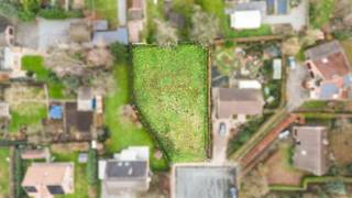 Bouwgrond voor open bebouwing van 8 are 65 centiare, gelegen in een rustige doodlopende straat binnen een residentiële wijk.LOT 3 op het...