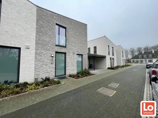 Deze recente HOB met carport is gelegen in een wooncomplex van 8 woningen in het centrum van Beervelde, nabij winkels, scholen én vlakbij...