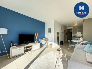 Op wandelafstand van het centrum van Koksijde bevindt zich dit instapklare appartement in een kleine, rustige residentie. Dankzij de gunstige ligging geniet u van alle voorzieningen, winkels en horeca binnen handbereik, terwijl u toch in alle rust kan wonen of investeren.<br /><br />Het appartement beschikt over twee volwaardige slaapkamers, een lichtrijke leefruimte met open keuken en een badkamer uitgerust met een douche en wasmeubel. Daarnaast is er een afzonderlijk toilet voor extra comfort.<br />Achteraan bevindt zich een ruim terras, ideaal om in alle privacy te genieten van de buitenlucht. Het appartement is bovendien voorzien van elektrische rolluiken. <br /><br />Extra materiaal kun je eenvoudig kwijt in de ondergrondse berging. <br /><br />Momenteel wordt de woning succesvol uitgebaat in vakantieverhuur, wat dit pand bijzonder interessant maakt als investeringsvastgoed, maar het leent zich evengoed perfect als eigen woonst of tweede verblijf aan zee.<br /><br />Troeven op een rij:
<ul>
	<li>Instapklaar appartement</li>
	<li>2 slaapkamers</li>
	<li>Ruim terras achteraan</li>
	<li>Kleine residentie</li>
	<li>Elektrische rolluiken</li>
	<li>Wandelafstand van het centrum</li>
	<li>Interessant als woonst én investering</li>
</ul>
Een veelzijdig en zorgeloos appartement op een topligging aan de kust.