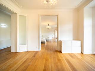 Gelegen aan de Emile de Motlaan, vlakbij het Terkamerenbos, ligt dit grote, volledig gerenoveerde appartement met een bruto vloeroppervlak van ongeveer 274 m² op de 4e verdieping van een luxe gebouw dat klassieke en hedendaagse stijlen combineert.<br /><br />Dit lichte appartement met uitzicht op de Abbaye de la Cambre bestaat uit een grote hal, ruime ontvangstruimten en een volledig uitgeruste keuken. Een nachthal leidt naar een eerste slaapkamer met aangrenzende badkamer en een grote slaapkamer met kleedkamer en aangrenzende badkamer. De tweede vleugel van het appartement bestaat uit een slaapkamer met kleedkamer en doucheruimte. Het pand is volledig gerenoveerd tot een zeer hoge standaard, met gebruik van materialen van de hoogste kwaliteit en smaak. De flat heeft ook een balkon aan de achterkant. <br /><br />De Louizawijk is gekend voor zijn nabijheid van de winkels en de grote keuze aan restaurants. Gemakkelijke en snelle toegang naar het centrum van de stad en naar de omliggende sierlijke gemeenten. Deze wijk is ook goed voorzien van openbaar vervoer.<br /><br />Andere: kelder, bijkeuken en grote garage (1 auto), EPB E+.<br /><br />Voor meer informatie kunt u contact opnemen met Grégoire Bryssinck +32 (0) 493 51 29 00.