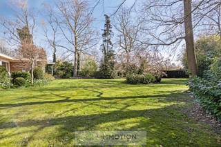 Deze machtige eigendom ligt verscholen in een oase van groen. Het perceel van 2367m² is via een semi-privéweg bereikbaar. Privacy troef voor wie graag discreet en toch op een strategische ligging wil wonen. Hier zal de nieuwe eigenaar een totaalrenovatie doorvoeren aan heropbouw voorwaarden van mogelijks 6% btw ! Deze locatie is een toonvoorbeeld van hoe héérlijk wonen het is nabij stad en in verbinding met de natuur.. Een niet te missen kans. Bel voor een afspraak ter bezichtiging : Nathalie 0476 / 599 220