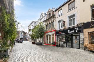 Op zoek naar een commercieel pand in het centrum van Leuven? Dit handelspand is gelegen in de Mechelsestraat, een levendige winkelstraat op wandelafstand van het historische stadscentrum en de vismarkt. Het pand beschikt over een gelijkvloerse handelsruimte van ca. 75 m² met een open indeling die verschillende commerciële invullingen mogelijk maakt. Daarnaast is er een kelder van ca. 25 m². Dankzij de centrale ligging en goede zichtbaarheid vormt dit pand een interessante locatie voor diverse handelsactiviteiten. Het pand beschikt over een EPC-label B en is onmiddellijk beschikbaar. Interesse? Neem gerust contact met ons op voor meer informatie of een bezichtiging via info@homies.be