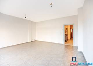 <p><strong>Koksijde-Bad, Residentie Solterra, Appartement met 1 slaapkamer en slaaphoek, gelegen op het gelijkvloers aan de Zeedijk.</strong></p>

<p>Bestaande uit: aangename en lichtrijke woonkamer met zijdelings zeezicht, keuken, slaapkamer, slaaphoek en badkamer met douche, lavabo in meubel en toilet. Conforme elektrische installatie! Meubels ter illustratie.<br /> </p>

<p><strong>Het appartement is heel goed gelegen aan de Zeedijk en in het commerciële centrum van Koksijde!</strong> <strong>Beschikbaar aan de notariële akte.</strong></p>