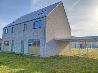 Lot 93 is een halfopen bebouwing op een grondoppervlakte van 252 m² en met een totale bewoonbare oppervlakte van 181 m². Deze woning...