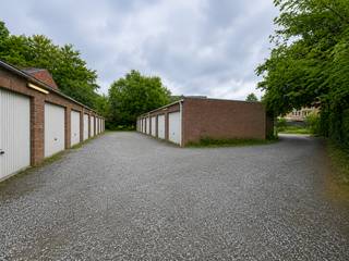 Bent u de dagelijkse zoektocht naar een parkeerplek beu, of heeft u dringend nood aan extra, droge opslagruimte? Aan de Pastoor Vendelmansstraat 35...