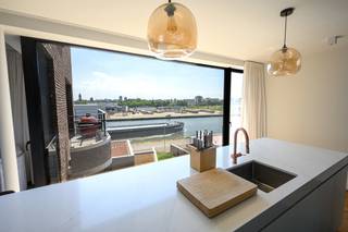 Riant appartement van 191m² met 3 slaapkamers gelegen in een nieuwe woonomgeving met een eigen karakter. Je komt er thuis in een oase van groen,...