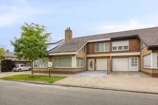 <span><span>In een <strong>rustige en residentiële woonwijk</strong> nabij het centrum van Izegem stellen we u deze prachtige instapklare woning voor. Gelegen in de <strong>gegeerde omgeving </strong>van de Anjelierenlaan geniet deze woning van een aangename, <strong>groene woonomgeving</strong> met brede straten, veel open ruimte en een uitstekende bereikbaarheid. Winkels, scholen, supermarkten en andere dagelijkse voorzieningen bevinden zich op <strong>fietsafstand</strong>, terwijl ook de belangrijkste <strong>verbindingswegen</strong> richting Roeselare en Kortrijk vlot bereikbaar zijn.<br />Deze gesloten bebouwing werd recent professioneel gerenoveerd en bevindt zich op een perceel van 208 m². Met een bewoonbare oppervlakte van 150 m² verkeert de woning in een uitstekende staat en combineert ze <strong>hedendaags wooncomfort met energiezuinigheid</strong>.<br />Zo is het dak voldoende geïsoleerd, beschikt de woning over dubbele beglazing in PVC-ramen, en een conform gekeurde elektrische installatie. De centrale verwarming gebeurt via een <strong>hoogrendementsketel op aardgas (installatie eind 2025). </strong>Daarnaast is er ook een regenwaterput.<br /><br /><u><strong>Indeling van de woning:</strong></u><br /><strong>Gelijkvloers: </strong>Inkomhal met gastentoilet en toegang tot de garage en de kelder – lichtrijke leefruimte met gezellige zithoek (nieuwe gashaard) en eetplaats – aansluitende, zeer ruime volledig ingerichte keuken met ontbijthoek. De garage met <strong>splinternieuwe sectionale poort</strong> kan perfect dienst doen als fietsenberging, wasplaats en/of extra bergruimte.<br /><strong>Eerste verdieping: </strong>Nachthal – <strong>3 volwaardige slaapkamers</strong>, waarvan 2 kamers met dressing of bureauruimte – <strong>stijlvolle badkamer </strong>uitgerust met inloopdouche en lavabomeubel.<br /><strong>Exterieur: </strong>Onderhoudsvriendelijke en volledig afgesloten <strong>zuidoost georiënteerde</strong> tuin met <strong>nieuwe omheiningen</strong> en <strong>nieuw aangelegd terras</strong> waar u in alle rust van de zon kunt genieten.<br /><br /><u><strong>Enkele extra troeven:</strong></u></span></span>
<ul>
<li><span><span><strong>Professioneel gerenoveerd</strong> en volledig geschilderd; </span></span></li>
<li><span><span>Hoogwaardige afwerking met onder andere Mortex; </span></span></li>
<li><span><span>Rustige en groene residentiële ligging; </span></span></li>
<li><span><span>Nabij centrum Izegem, scholen, winkels en invalswegen; </span></span></li>
<li><span><span><strong>Instapklaar en bijzonder energiezuinig</strong>; </span></span></li>
<li><span><span>Voorzien van alle hedendaagse comfort; </span></span></li>
<li><span><span><strong>Conforme elektrische installatie</strong>; </span></span></li>
<li><span><span>Laag KI: slechts € 523. </span></span></li>
</ul>
<span><span> Wenst u meer info of een bezoek aan deze topper?<br />Bel Diksimmo op het nummer 051 50 11 51 of mail naar diksmuide@diksimmo.be.</span></span>